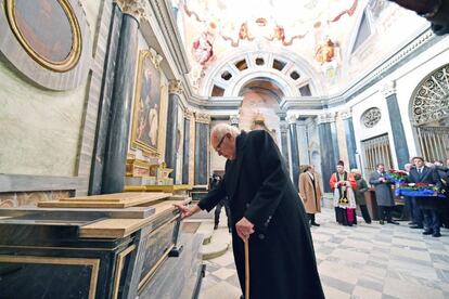 Víctor Manuel de Saboya (centro) en el homenaje a los restos mortales de sus abuelos, el rey Víctor Manuel III de Italia y la reina Elena, en Vicoforte, Italia.