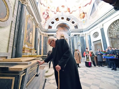 Víctor Manuel de Saboya (centro) en el homenaje a los restos mortales de sus abuelos, el rey Víctor Manuel III de Italia y la reina Elena, en Vicoforte, Italia.