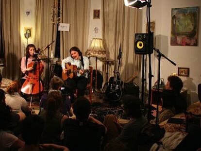 Jorgen y Teresa, de Tibi & Her Cello, comienzan con ‘Far Away’.