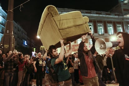 Tras ser desalojados de madrugada a petición del Ayuntamiento de Madrid, los indignados vuelven por la tarde. Esta vez son varios miles. Los portavoces, megáfono en mano, repiten el mensaje: “Cualquiera que venga a formar gresca, que se quede en casa”, mientras un gran dispositivo policial les vigila de cerca. Convocadas a través de las redes sociales, en Barcelona, unas 200 personas se concentran en la plaza de Cataluña, en Valencia, unas 300; Alicante, 150; en Bilbao, unas 300 personas acampan en la plaza de Arriaga y se solidarizan en un manifiesto con los reunidos en Sol; 1.000 más en Sevilla; 300 en la plaza del Pilar de Zaragoza. El movimiento se extiende por toda España.