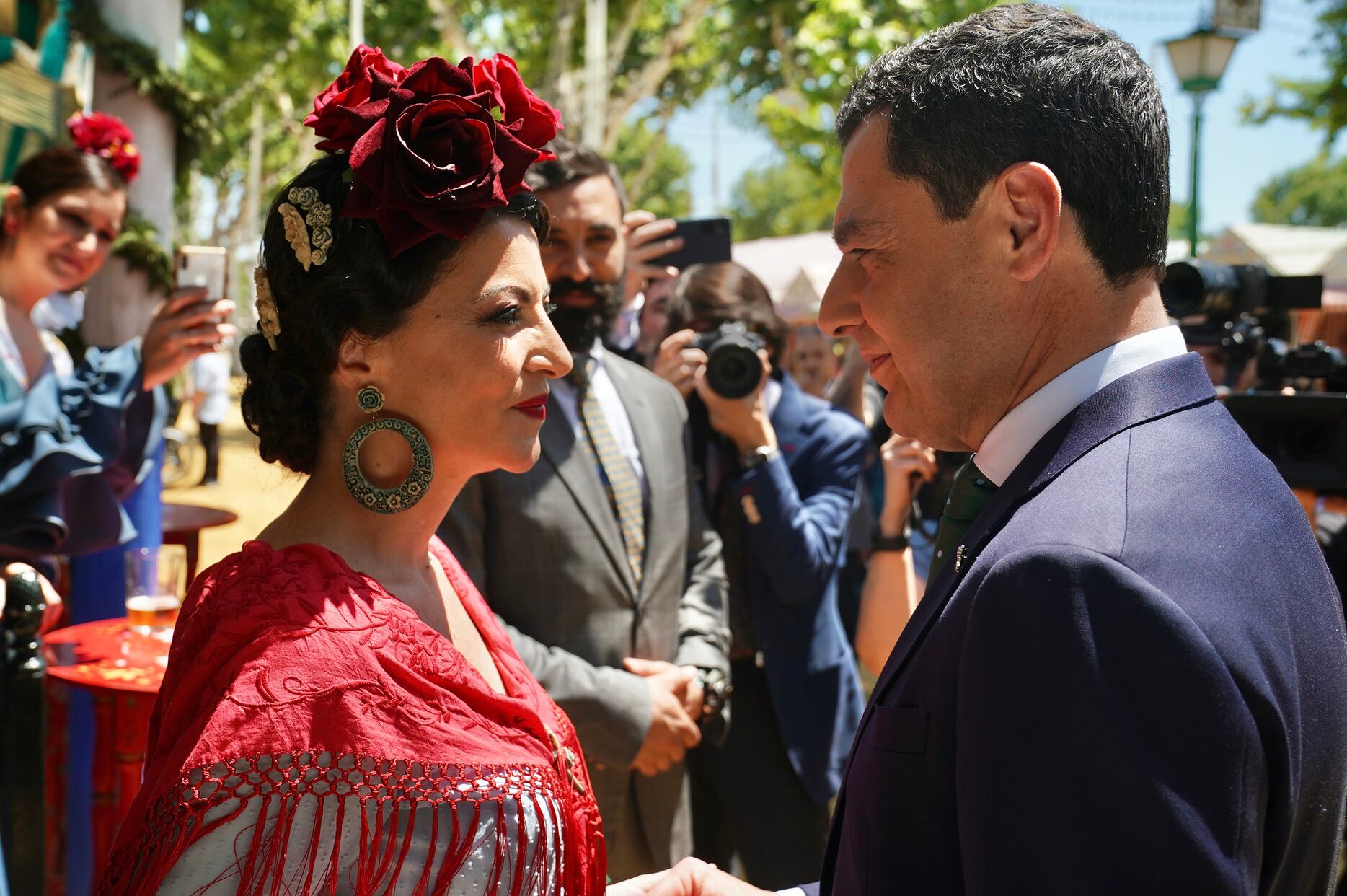 Juan Manuel Moreno y Macarena Olona, en la Feria de Abril de Sevilla de 2022.