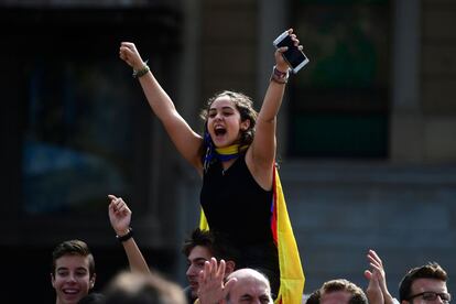 Una estudiante grita consignas durante una protesta en Barcelona contra las cargas policiales de ayer.  