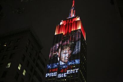 <strong>El turista critica.</strong> "No merece la pena para nada. Las vistas están bien, pero las hay mucho mejores" (helsvr). "La típica competición de ver quien hace un edificio más grande. Cuando vas encuentras una cola interminable y no merece la pena" (gdfgdfgdfgdgdfg). </p> <strong>El experto contesta.</strong> "Inaugurado en 1931, el Empire State fue el edificio más alto del mundo durante más de cuarenta años. Dado que ha sido el escenario de numerosas escenas de cine, como la popular 'King Kong', se trata de un icono reconocible en todo el mundo que ha sido reproducido y versionado a diferentes escalas en numerosas ocasiones. Además, el edificio es un buen ejemplo de la arquitectura Art Decó, reconocible en los elementos decorativos, y de nuevas técnicas constructivas desarrolladas a partir del periodo de Entreguerras, entre las que destaca el uso del acero", explica a ICON Ignacio Vleming, divulgador de la arquitectura. </p>