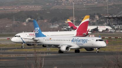 Aviones de Air Europa y de Iberia, en el aeropuerto de Adolfo Suárez de Madrid.