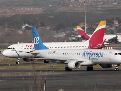 Aviones de Air Europa y de Iberia, en el aeropuerto de Adolfo Suárez de Madrid.