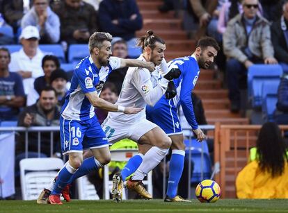 Gareth Bale (centro) es presionado por los jugadores del Deportivo.