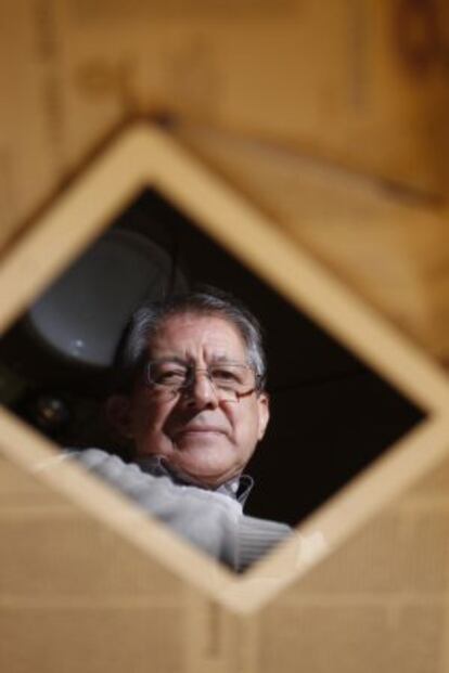 Otto Benavides no se separa de su portátil, su tableta y su teléfono.