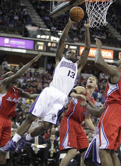 Tyreke Evans, de los Sacramento Kings, entra a canasta ante Jamal Crawford, Blake Griffin y DeAndre Jordan