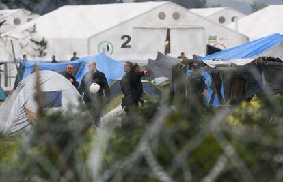 Después de prohibir el acceso a la zona del campamento a los periodistas, cerca de 1.400 policías se han desplegado para la evacuación.