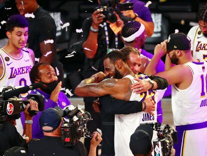 LeBron James, de Los Angeles Lakers, celebra la victoria de su equipo tras el sexto juego de las finales de la NBA 2020 en el AdventHealth Arena.