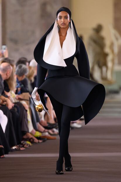 Schiaparelli_HCFW2324_Look1