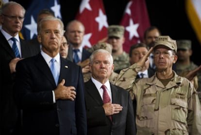 El vicepresidente de EE UU, Joe Biden, el secretario de Defensa, Robert Gates, y el jefe del Estado mayor, Mike Mullen, en un acto militar en Bagdad.