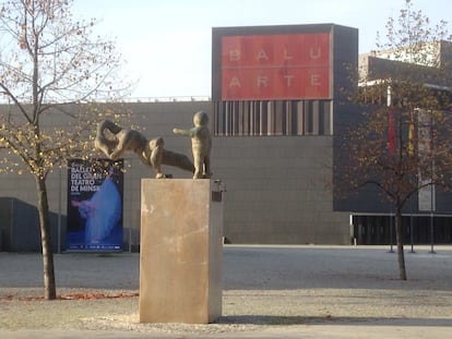 El monumento a las víctimas del terrorismo de Pamplona está situado en un extremo de la Plaza del Baluarte, en el centro de la ciudad. Fue inaugurado en 2007 y es obra del escultor navarro Juan José Aquerreta. Costó 180.000 euros sufragados a partes iguales por el Gobierno navarro, el Ayuntamiento y la Fundación Tomás Caballero, informa Javier Lorente Doria.