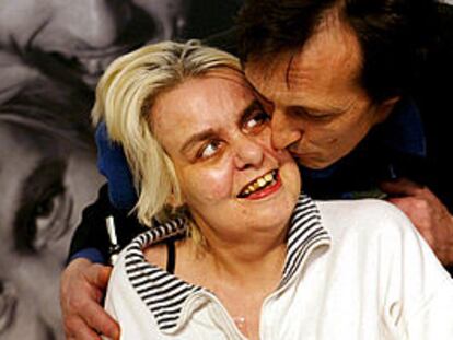 Diane Pretty y su marido Brian se besan en la rueda de prensa tras conocer la sentencia de Estrasburgo.