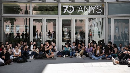 Alumnos de la facultad de Comunicación de Blanquerna-URL, concentrados el martes para protestar por el caso de acoso de un profesor.