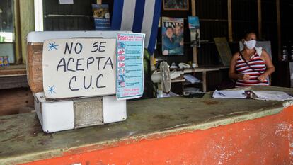 Comércio de Havana com um cartaz em que alerta que não se aceitam pesos conversíveis