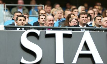 El rey Juan Carlos, en la tribuna del campo del Manchester City juntoi a Khaldoon Al Mubarak, a la izquierda.