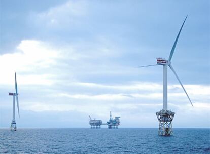 Los dos aerogeneradores fabricados por Repower, ante la plataforma petrolífera de Beatrice, en el mar del Norte.