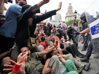 Los manifestantes en plaza Catalunya en mayo de 2011.