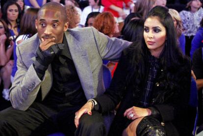 Kobe y Vanessa Bryant, en un partido de baloncesto en 2008 en Nueva Orleans (EE UU).