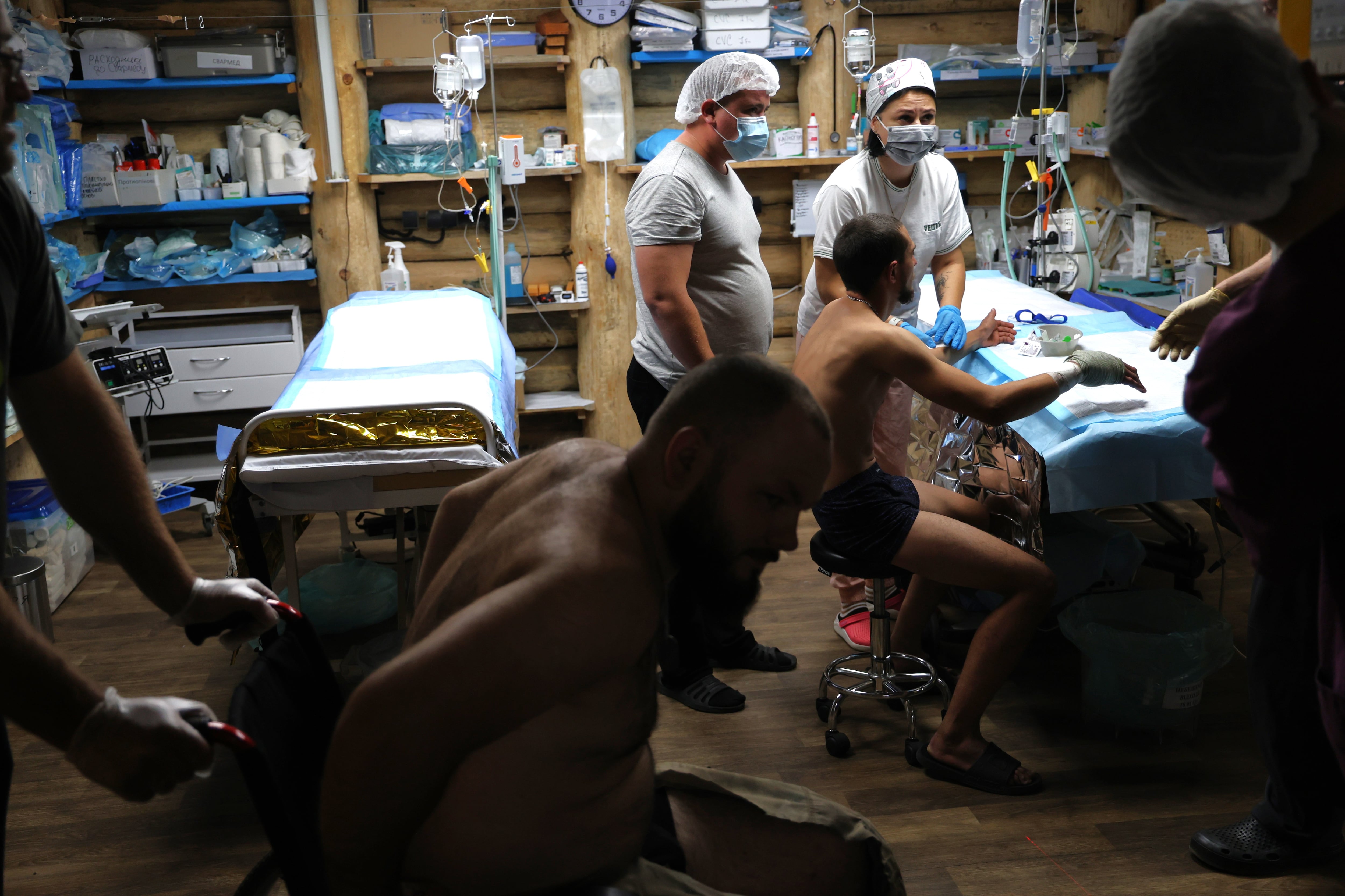 Militares siendo atendidos en un hospital subterráneo del frente de Pokrovsk (este de Ucrania).