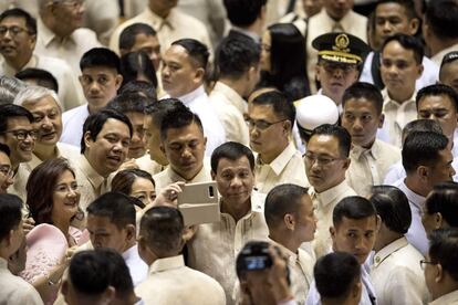 El presidente filipino Rodrigo Duterte rodeado de simpatizantes y legisladores tras pronunciar su discurso sobre el estado de la nación en el Congreso de Manila.