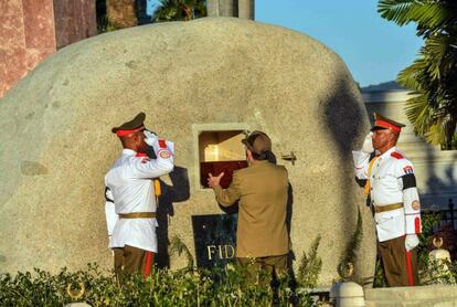 O presidente de Cuba, Raúl Castro (centro), deposita a urna com as cinzas de Fidel Castro no cemitério em Santiago de Cuba.