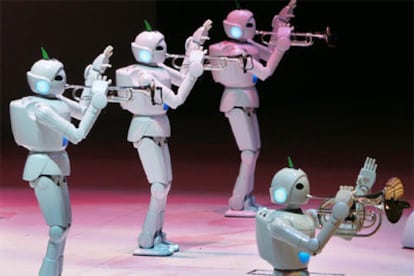 Una banda de metal formada por robots recibe al visitante del pabellón del Grupo Toyota en la Feria de Aichi.