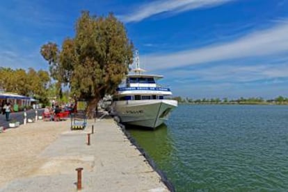 Un crucero turístico en Riumar, en el delta del Ebro.