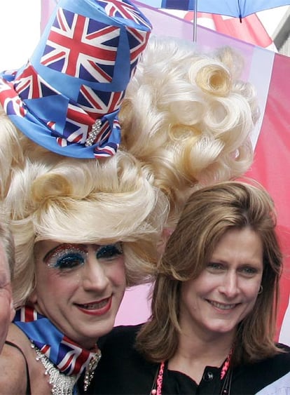 El primer ministro británico, Gordon Brown, y su mujer, Sarah, han recibido hoy en el 10 de Downing Street a representantes de asociaciones por los derechos de homosexuales y transexuales, quienes celebraban hoy la marcha del orgullo gay en Londres. Acabada la 'recepción', la primera dama ha abandonado la residencia oficial para sumarse a la marcha-manifestación, que ha encabezado a su paso por la céntrica y comercial Oxford Street.