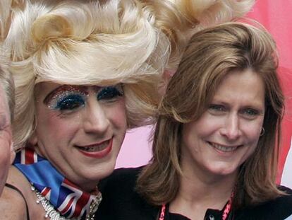 El primer ministro británico, Gordon Brown, y su mujer, Sarah, han recibido hoy en el 10 de Downing Street a representantes de asociaciones por los derechos de homosexuales y transexuales, quienes celebraban hoy la marcha del orgullo gay en Londres. Acabada la &#39;recepción&#39;, la primera dama ha abandonado la residencia oficial para sumarse a la marcha-manifestación, que ha encabezado a su paso por la céntrica y comercial Oxford Street.