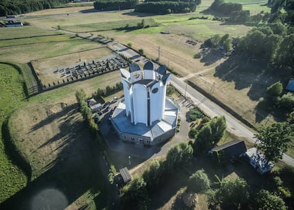 <strong>La flor de la Pasión</strong>. Iglesia de San Maximiliano María Kolbe, en Kolnika (desconocido-1986). El arquitecto, Andrzej Chwalibóg, fue arrestado durante su construcción por su vínculo con las editoriales clandestinas y puesto en libertad un año después. Perdió el encargo del templo que fue finalizado tres años más tarde. |