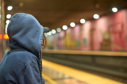 Un adolescente en una estación de tren en Chile.