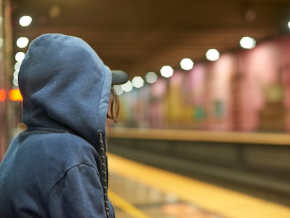 Un adolescente en una estación de tren en Chile.