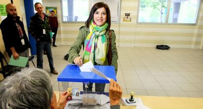 Izaskun Bilbao, al ejercer el voto en las elecciones al Parlamento europeo del 25-M.