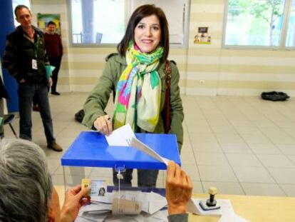 Izaskun Bilbao, al ejercer el voto en las elecciones al Parlamento europeo del 25-M.