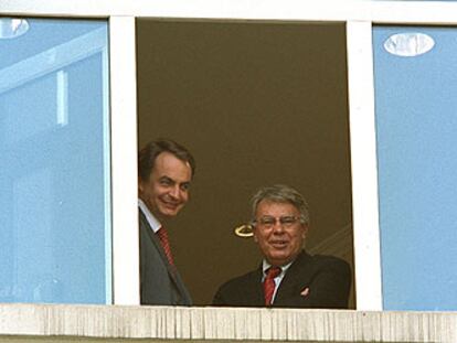 Zapatero, junto a Felipe González, en octubre de 2002.