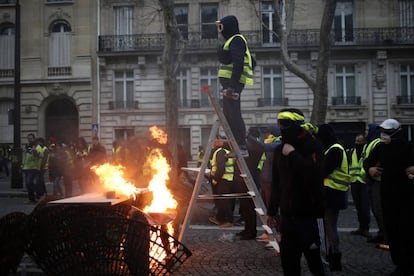 Un grupo de 'chalecos amarillos' durante los enfrentamientos con la policía francesa este sábado en París.