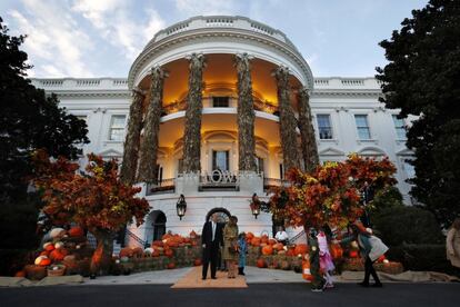 En temporada de Halloween, la Casa Blanca se decora con centenares de calabazas y árboles otoñales.