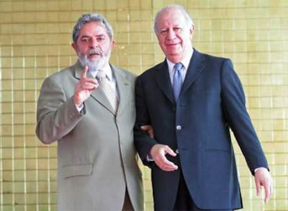 Luiz Inácio Lula da Silva (izquierda) recibe al ex presidente chileno Ricardo Lagos, ayer en Brasilia.