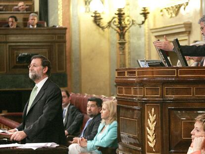 Rajoy, en la tribuna de oradores. Detrás de él, al ampliar la foto, Manuel Marín.