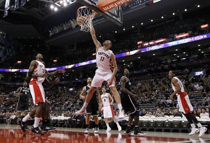 Jonas Valanciunas, de los Toronto Raptors, anota ante Brooklyn Nets