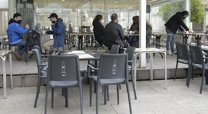 Varias personas en la terraza de un restaurante, en A Coruña, Galicia (España)