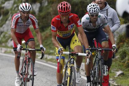 Contador, Purito y Valverde, en la subida de los Lagos de Covadonga.