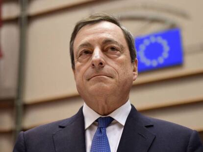 Mario Draghi, antes de una reunión con el Comité de Economía en el Parlamento Europeo.