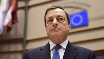 Mario Draghi, antes de una reunión con el Comité de Economía en el Parlamento Europeo.