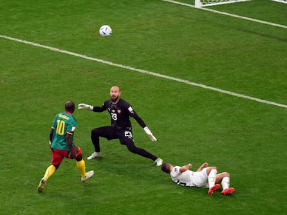 Aboubakar eleva el balón ante Milinkovic-Savic para anotar uno de los tantos de Camerún.