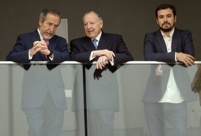 Los exalcaldes de Madrid José María Álvarez del Manzano (c) y Juan Barranco (i) y el candidato de IU a la presidencia del Gobierno, Alberto Garzón, siguen desde la la tribuna de invitados la sesión de constitución del Ayuntamiento de la capital.