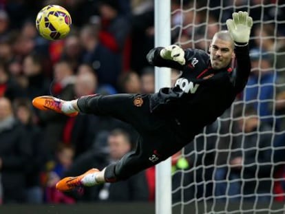 Valdés escalfa amb el United a Old Trafford.