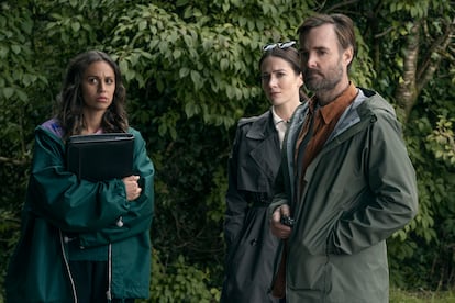 Robyn Cara, Siobhán Cullen y Will Forte, en el segundo episodio de 'Bodkin'.